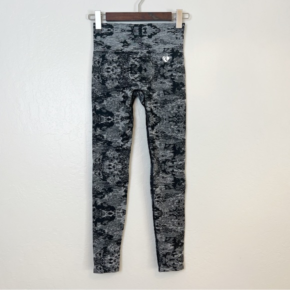 •WOMEN’S BEST• Black & Gray Camo Seamless High Rise Leggings Size Medium - Picture 2 of 13